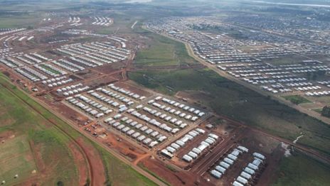 Entregaron 180 casas y firmaron un convenio para construir otras 680
