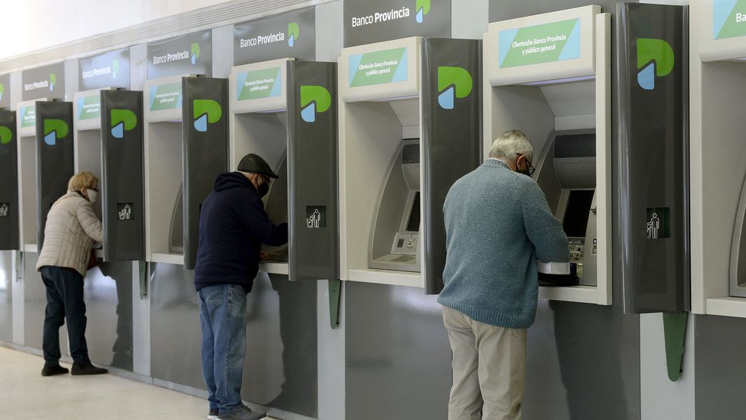 Se terminó el horario de verano y los bancos de La Plata y la provincia retoman su atención habitual