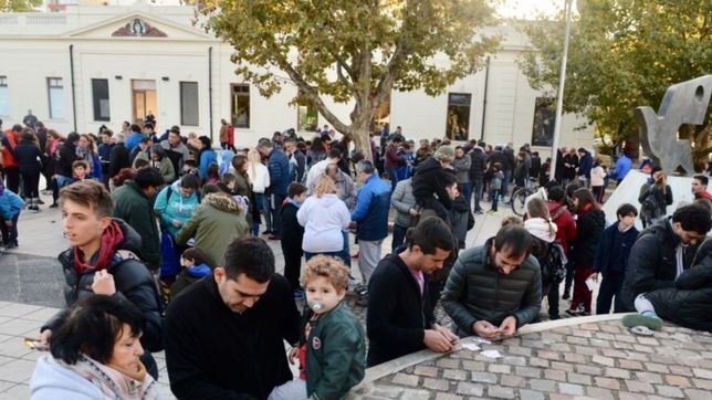chicos y grandes colmaron plaza malvinas para cambiar figuritas del mundial