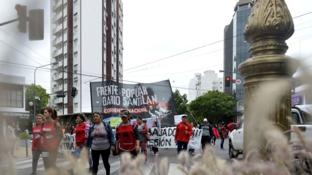 cooperativistas cortaron plaza moreno para reclamar frente al municipio