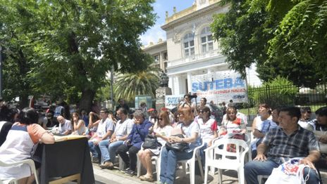 Docentes terminaron el año protestando frente a la Dirección General de Escuelas