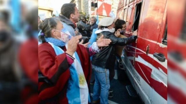 video: asi fue el ataque a un periodista de la plata y el equipo de c5n en el obelisco