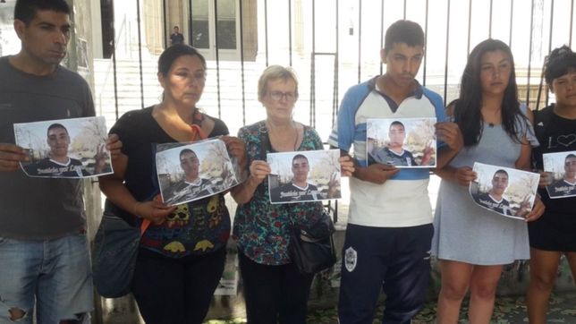 junto a rosa bru, familiares del joven asesinado por una policia pidieron justicia