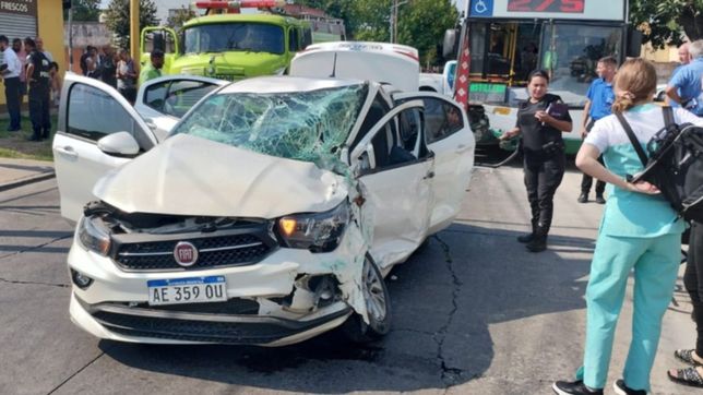 video: impactante choque entre un micro y un auto: una mujer atrapada y otra herida