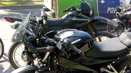 Lo buscaban por un robo, lo persiguieron hasta su casa y se encontraron con un desarmadero