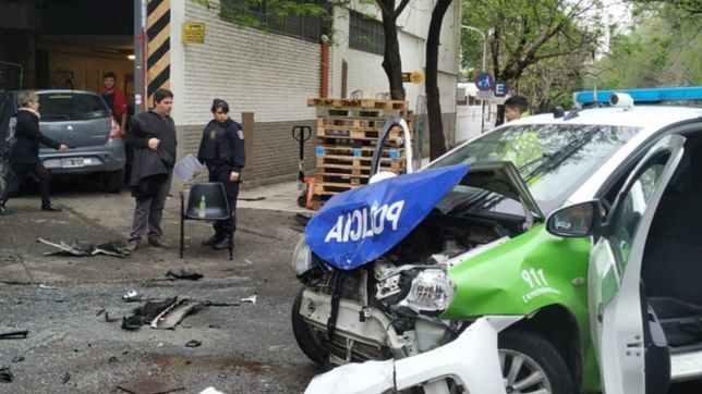 espectacular choque entre un patrullero y un auto que termino adentro de un supermercado