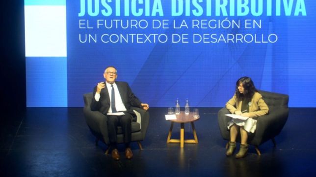 castagneto y batakis disertaron sobre economia y justicia distributiva en la plata