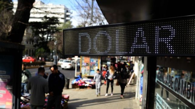 el dolar blue cerro la jornada con una suba que lo hizo superar el techo de los $730