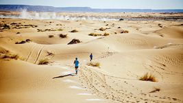 un runner solidario cruzara corriendo el desierto del sahara para ayudar al hospital de ninos un runner solidario cruzara corriendo el desierto del sahara para ayudar al hospital de ninos