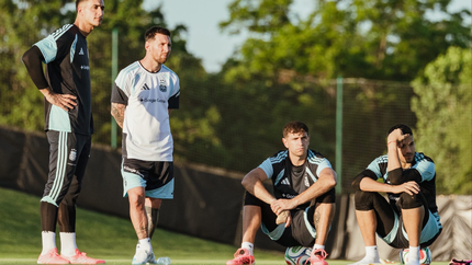 Sin Messi ni Dibu Martínez, Scaloni probó el primer equipo para el Mundial