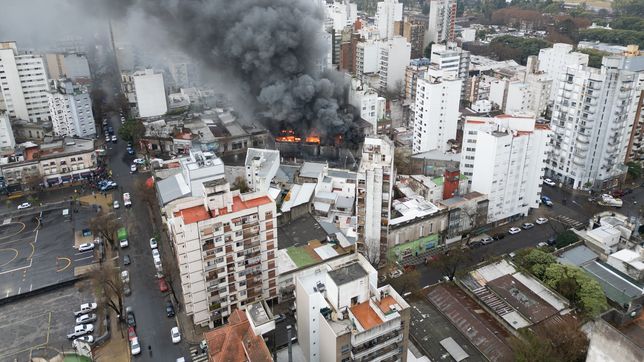 el video de un drone que muestra el incendio y derrumbe que mantiene en alerta a la plata
