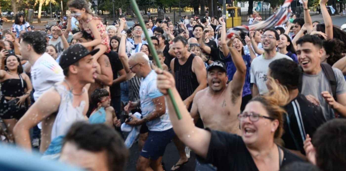 Festejo por Argentina en 7 y 50