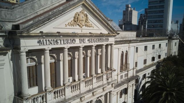 robaron y destrozaron un kiosco ubicado justo frente al ministerio de seguridad
