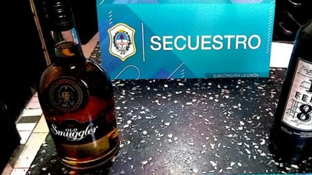 Simuló tener un arma, robó dos botellas de alcohol y cayó tras una persecución