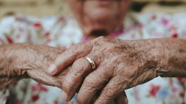 tres encapuchados se metieron a la casa de una jubilada de la plata mientras dormia y la desvalijaron tres encapuchados se metieron a la casa de una jubilada de la plata mientras dormia y la desvalijaron