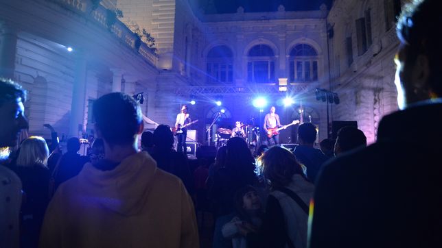 el playon del palacio municipal vuelve a convertirse en escenario de una tarde a puro rock