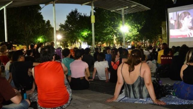 vuelve cinema a la reposera y arranca la temporada de cine al aire libre en la plata