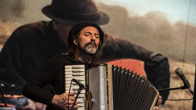 el chango spasiuk llega al teatro opera de la plata con un imperdible show