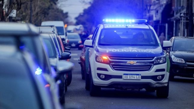 estaban paseando el perro y los golpearon para robarles