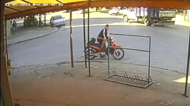 video: fue a hacer mandados, estaciono la moto en la calle y se la robaron en 20 segundos