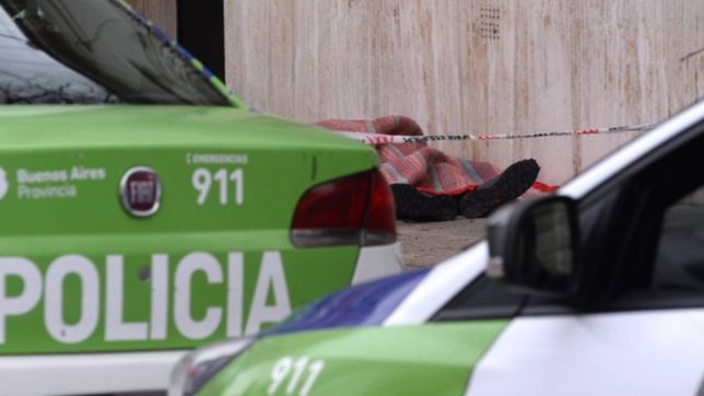conmocion en la plata: encontraron a un hombre muerto en plena vereda