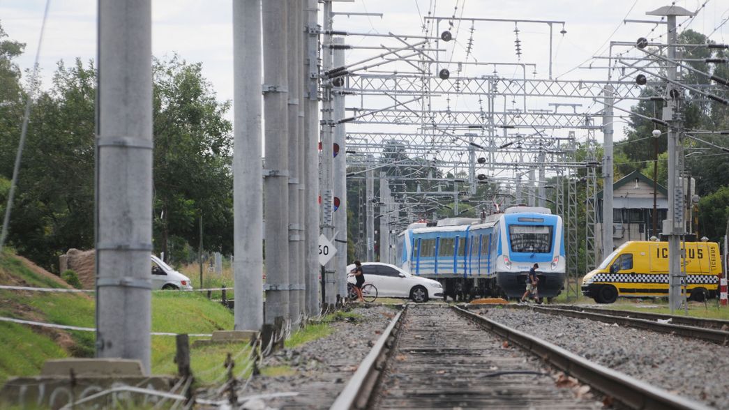 Se incendió la rama de un árbol cerca de las vías y el Tren Roca funciona limitado
