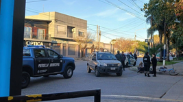 una ciclista termino debajo de una camioneta tras un fuerte choque en el limite entre la plata y berisso una ciclista termino debajo de una camioneta tras un fuerte choque en el limite entre la plata y berisso