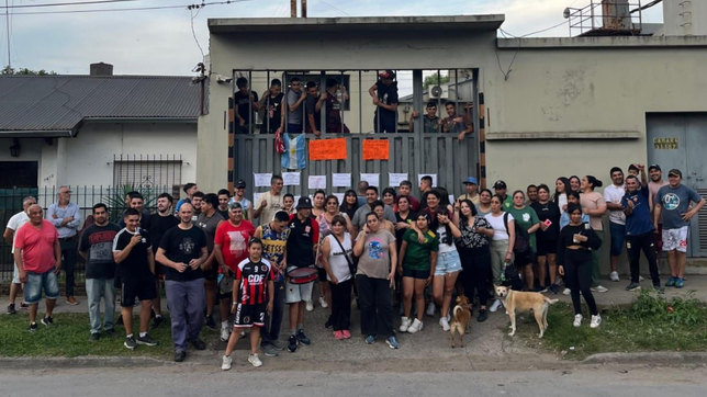 los trabajadores siguen con la toma, alertan por el desalojo y piden acompanamiento