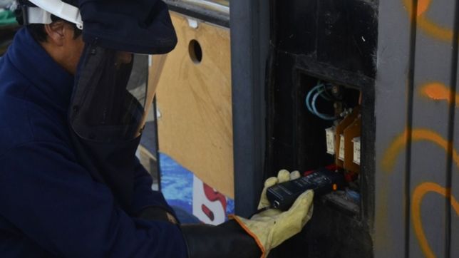 aseguran que uno de cada diez vecinos se cuelga de la luz en un barrio del sur de la plata