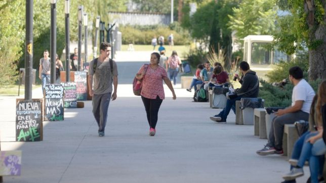 el gobierno autorizo la vuelta a clases presenciales en todas las universidades