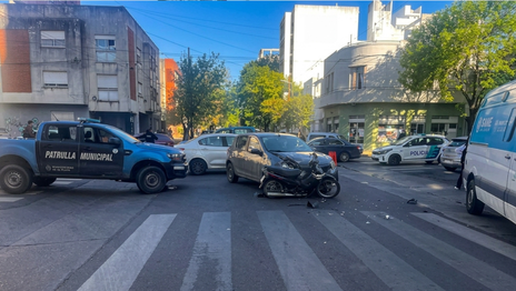 Un motociclista chocó contra un auto en la avenida 60 y terminó con fractura expuesta