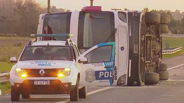 volco un micro con 49 pasajeros en la ruta 2 y hay heridos graves