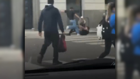Brutal pelea entre jóvenes a la salida de un boliche en 7 y 49