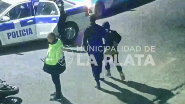 video: chocaron con la moto, los fueron a atender y descubrieron que estaban armados
