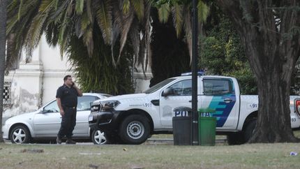Tiran a una chica de su bicicleta en La Plata para robársela