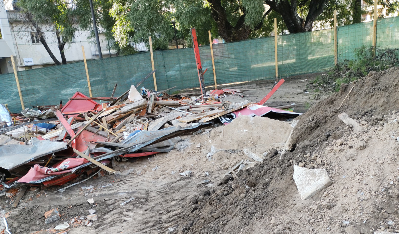 Puesto de comidas derribado en Plaza Paso.png