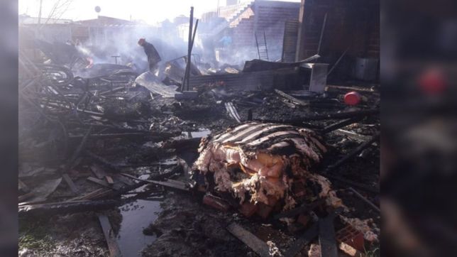 tienen dos hijos, perdieron la casa en un incendio y piden ayuda para salir adelante