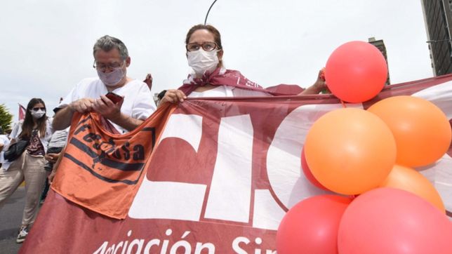 medicos se manifiestan en la plata para pedir un nuevo reglamento para los residentes