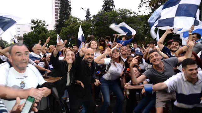 los hinchas del lobo coparon 7 y 50 para celebrar la permanencia en primera
