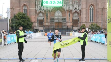 Con miles de corredores de la ciudad y el país, se corre la Media Maratón La Plata