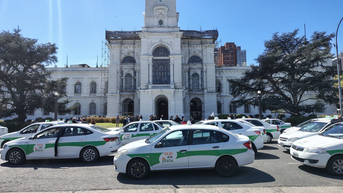 La movilización de taxistas llegó hasta la Municipalidad de La Plata, donde los representantes se reunieron con funcionarios