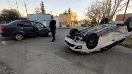 un impactante accidente de transito termino con vuelco y una conductora internada