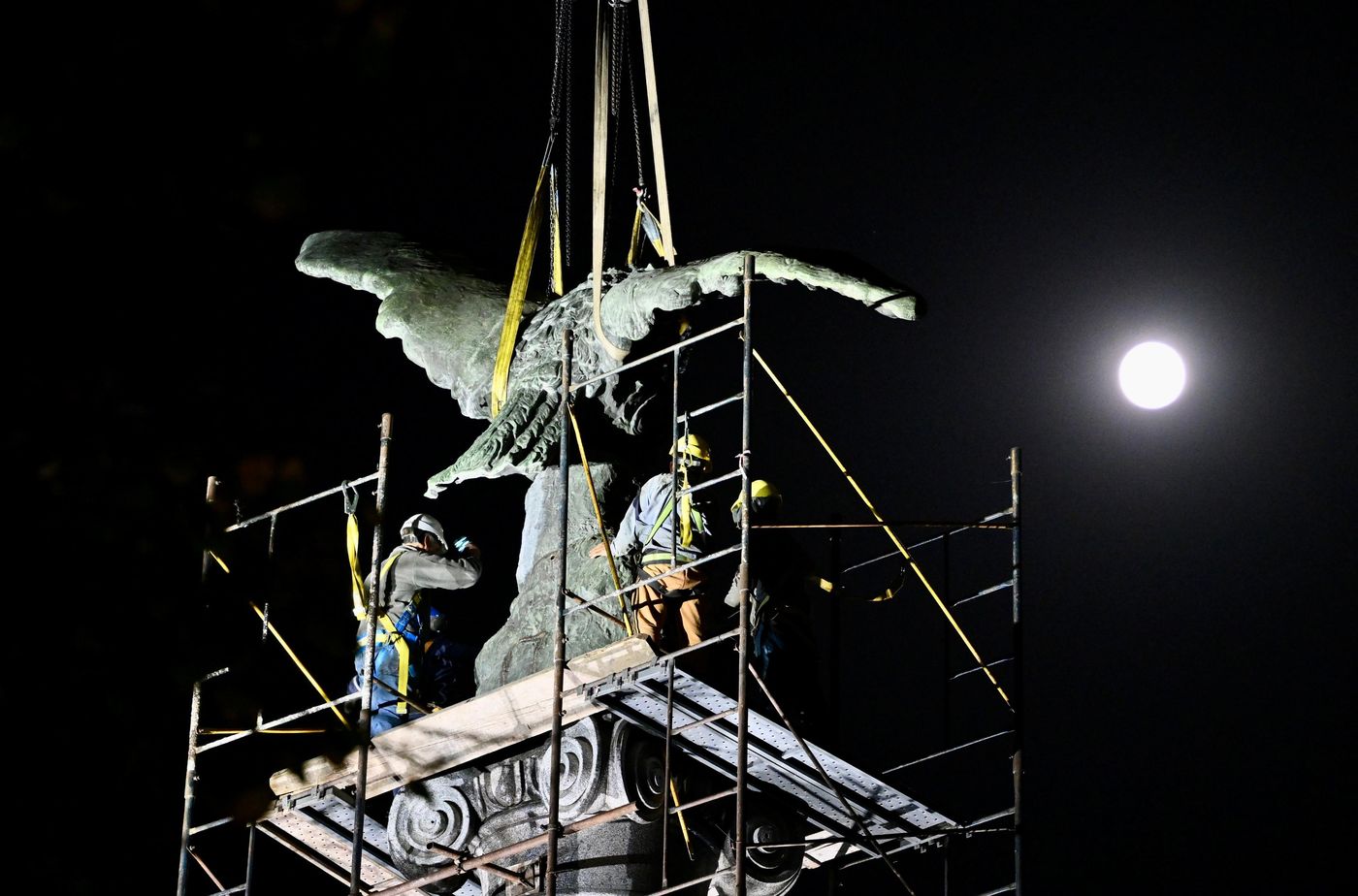 Aguila de bronce Plaza Italia.jpeg