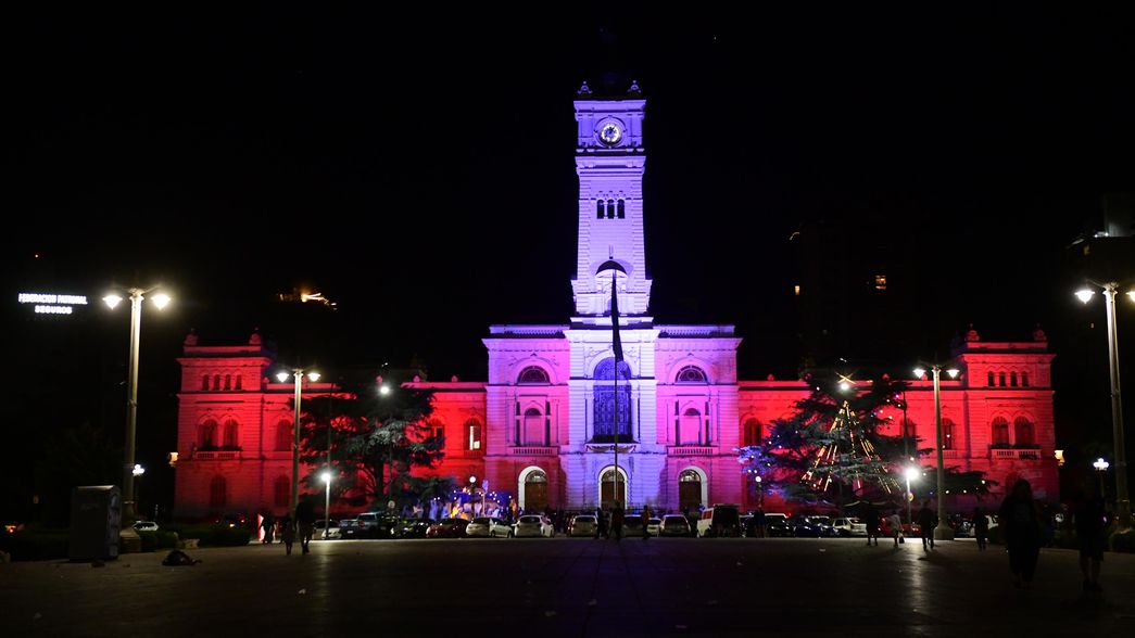 La Municipalidad de La Plata con los colores de Estudiantes campeón