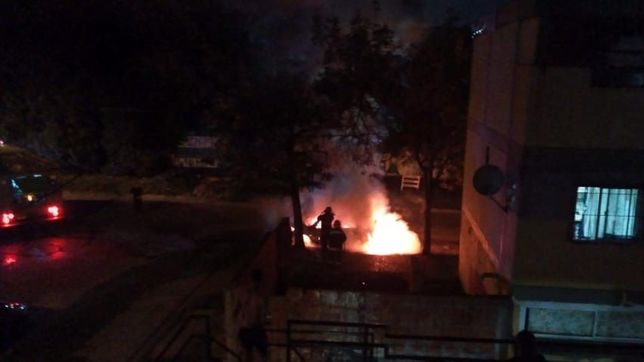 video: quemaron dos autos en tolosa y nadie sabe de quienes son