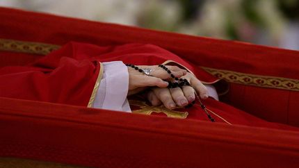 El Vaticano difundió las primeras imágenes del papa Francisco en su féretro