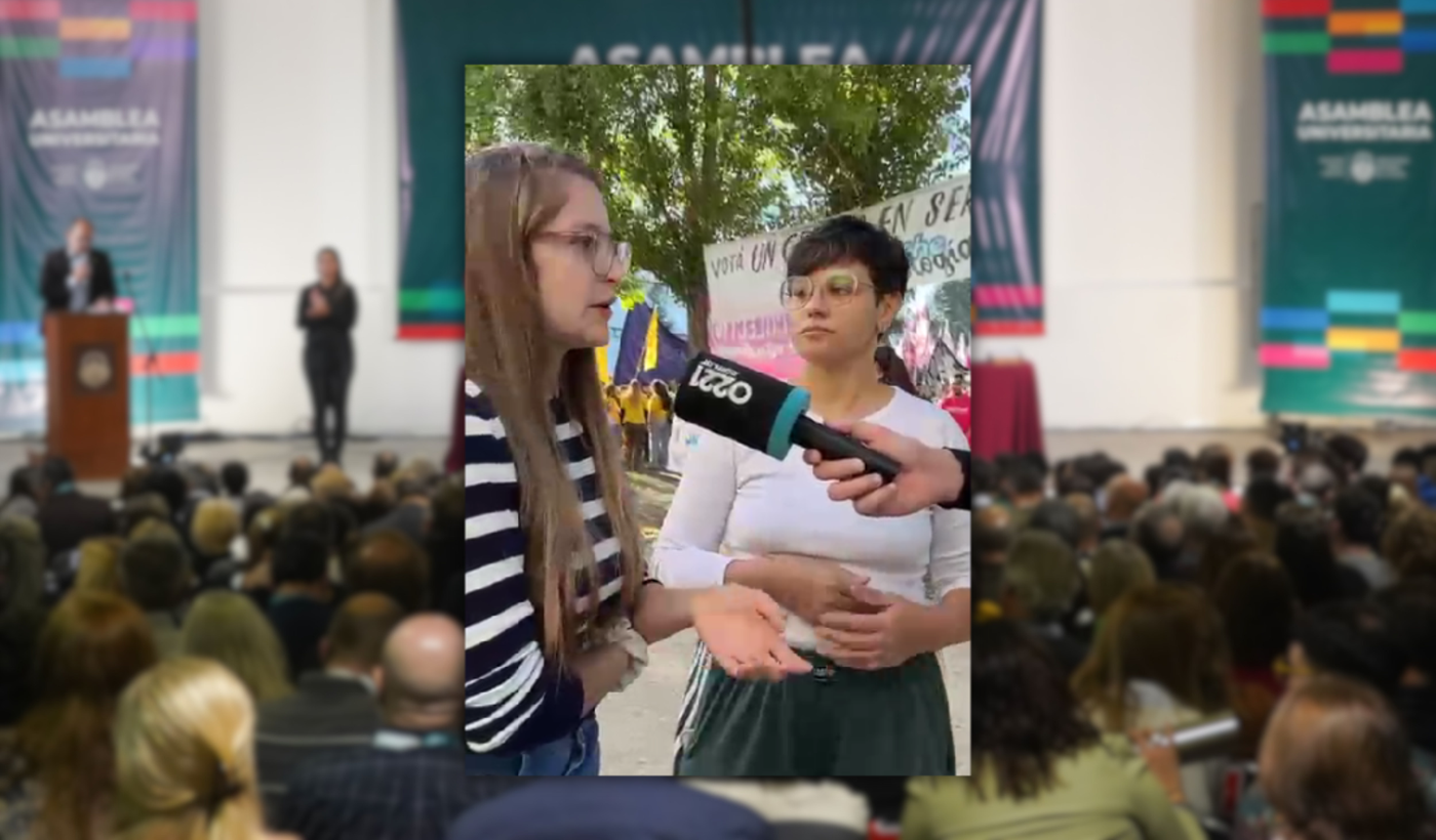 Becarias en la asamblea universitaria