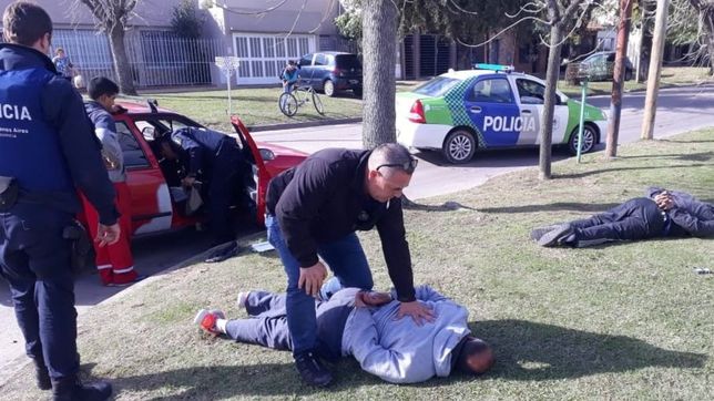 la policia encontro y detuvo a dos ladrones que habian saqueado un taller mecanico