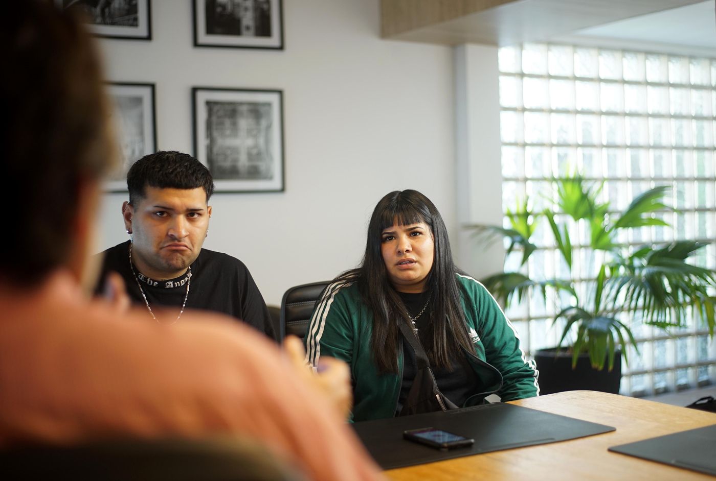 Los acusados durante la entrevista en la sala de reuniones de 0221.com.ar