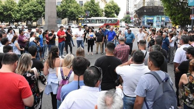 trabajadores de vialidad protestaron en el centro de la plata por rebajas salariales